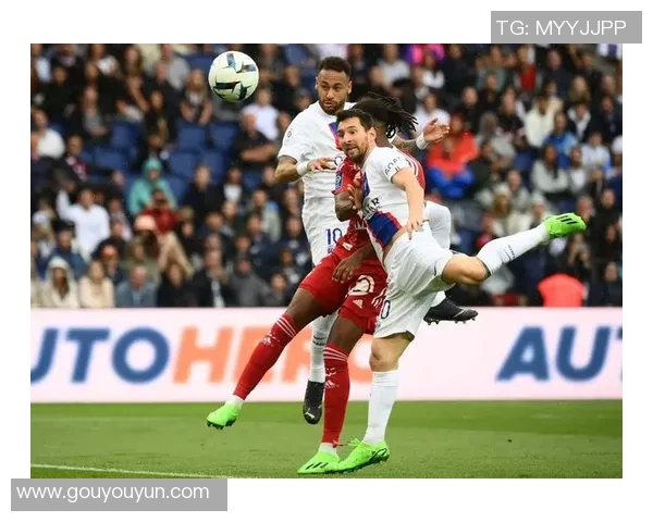 欧联杯精彩对决巴黎圣日耳曼大胜曼联引发全场狂欢解析