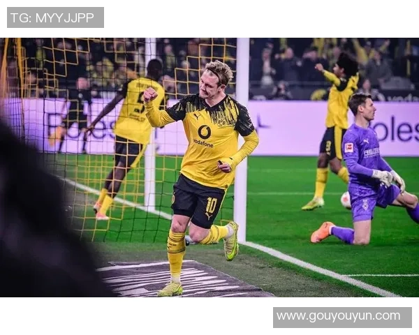 多特蒙德大胜曼联6-2引发争议判罚全场沸腾的友谊赛回顾