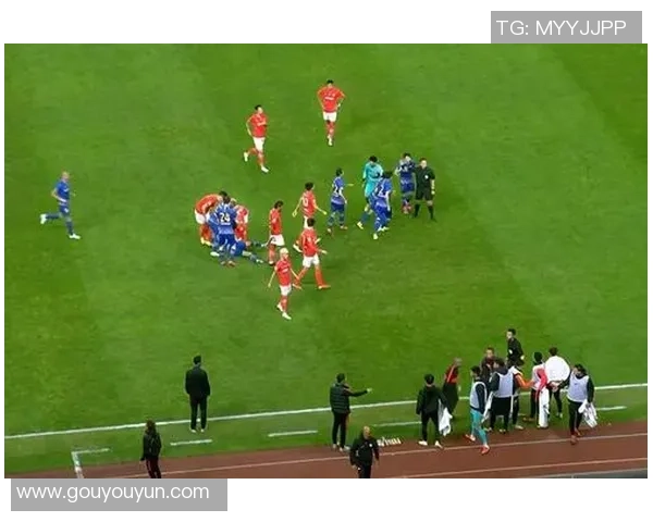 友谊赛莱比锡与曼联战平争议判罚引发全场热议 友谊赛莱比锡与曼联战平争议判罚引发全场热议