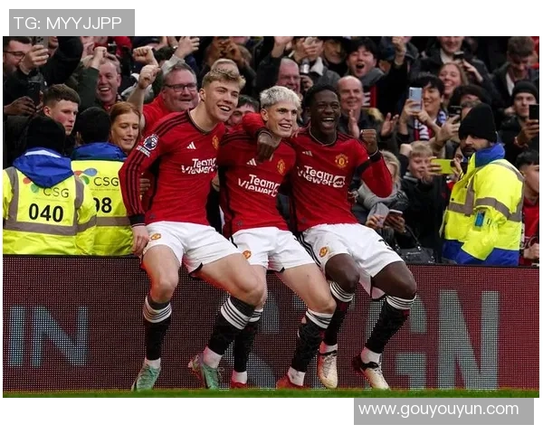 国王杯激战那不勒斯与曼联握手言和争议判罚引发全场热议